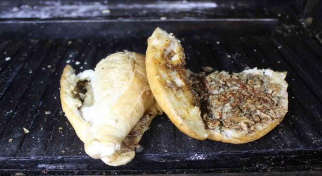 Kokoreç ustası, tüm zorluklara rağmen evine ekmek götürmeye devam ediyor