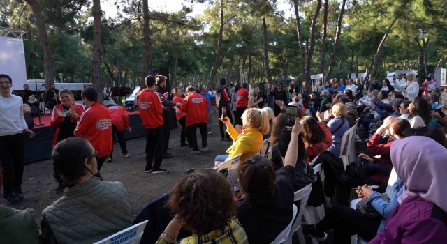 Konyaaltında engelli vatandaşlar konserle eğlendi