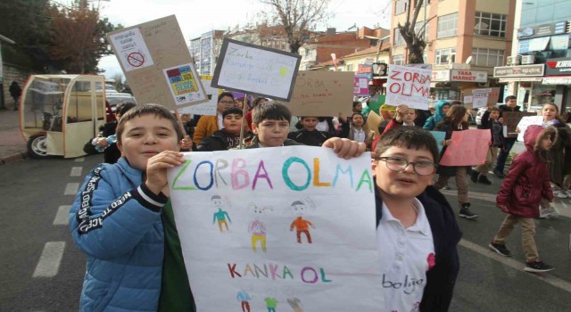 Konyada öğrenciler akran zorbalığına dikkat çekmek için yürüdü
