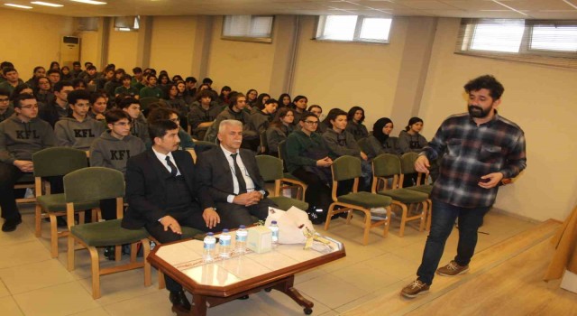 Köyceğizde yazar Andı, öğrencilerle söyleşide buluştu