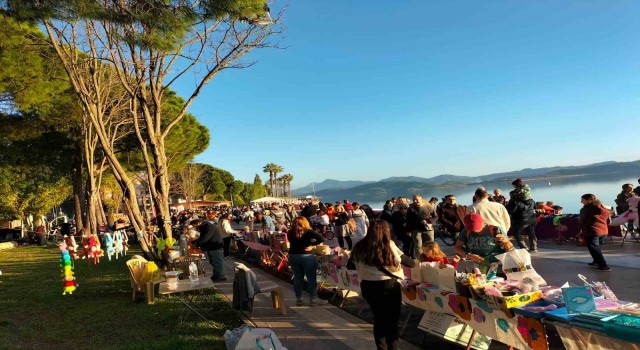 Muğla Köyceğiz'de yılın son ikinci el pazarına yoğun ilgi