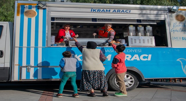 Kuşadası Belediyesinden sıcak çorba ikramı