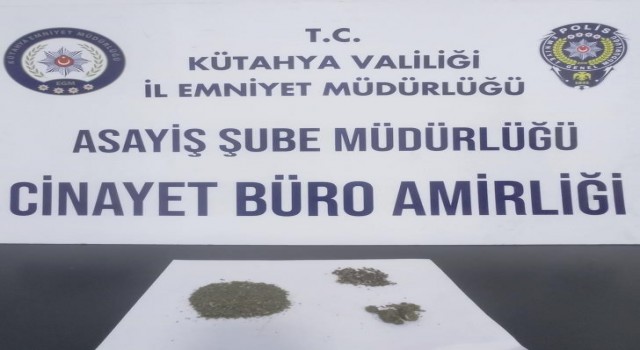 Kütahyada araç sürücüsünün üzerinde uyuşturucu ele geçirildi