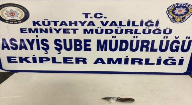 Kütahyada polisin park, bahçe ve okul çevresi uygulamasında uyuşturucu ele geçirildi