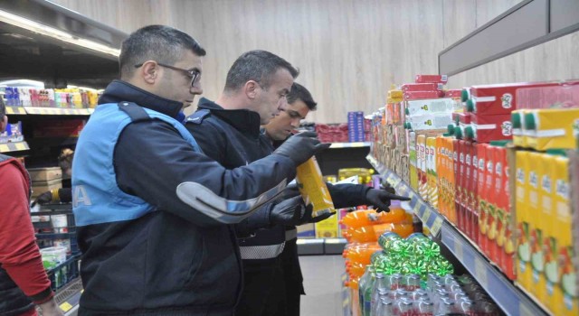 Lapsekide belediye ekipleri marketlerde fiyat denetimleri yaptı