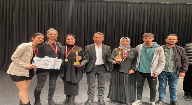 Manisalı kuaförler Antalyadan 2 kupayla döndü