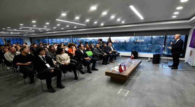 Mansur Yavaş, oyun geliştirme merkezinde gençlerle bir araya geldi