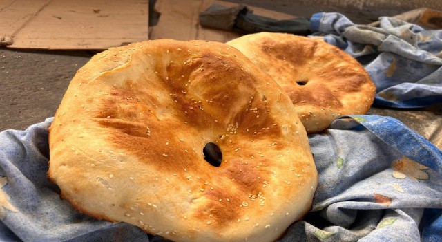 Mardinde tandır başına geçen kadınlar günde 450 adet ekmek çıkartıyor
