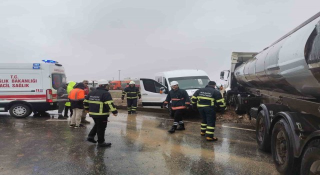 Mardinde tır ve yolcu minibüsü çarpıştı: 2 yaralı