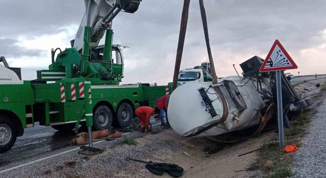 Mazot yüklü tanker ile tır çarpıştı: 1 yaralı