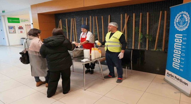 Menemen Belediyesinden üniversite öğrencilerine sıcak çorba