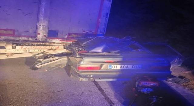 Mersinde otomobil tıra arkadan çarptı: 2 ölü