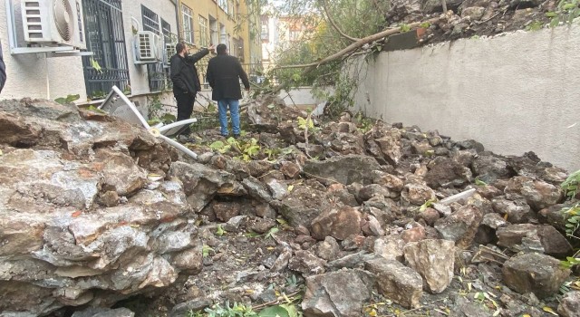 Milli Eğitim Müdürlüğünün bahçesine istinat duvarı çöktü