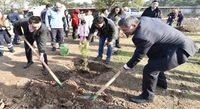 Muğlada sağlık ekipleri fidanları toprakla buluşturdu