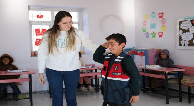 Muşta Mehmetçik 210 öğrenciye mont ve bot dağıttı