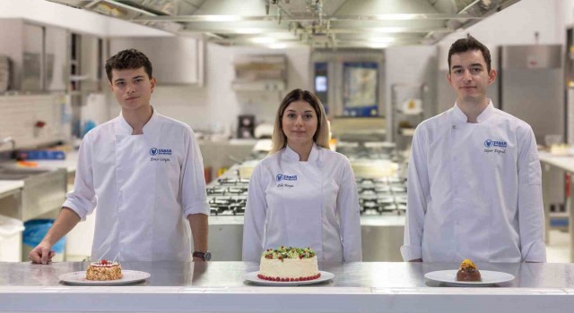 Öğrenci tasarımı yılbaşı pastası