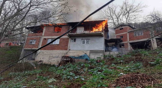 Orduda 3 katlı binanın çatı katı alev alev yandı