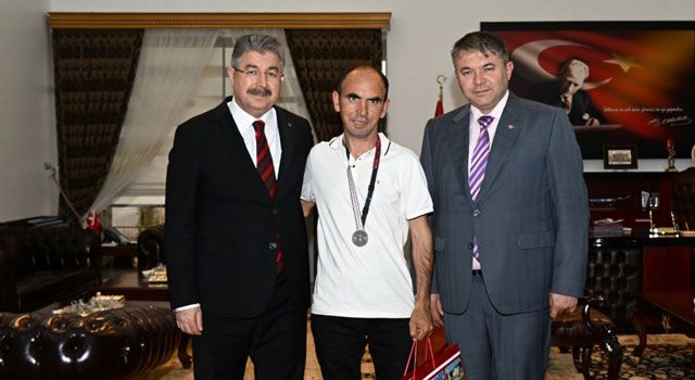 Osmaniye Valisi Yılmaz, Türkiye Üçüncüsü Yüzücüyü Kabul Etti