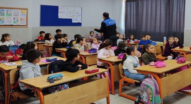Osmaniye'de Polisler Öğrencileri Bilgilendirdi