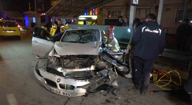Otomobil Bursarayın bariyerine çarptı: Sürücü araçta sıkıştı