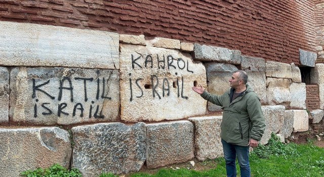 (Özel) Trajikomik protesto...2 bin yıllık surlara İsrailin zulmünü kazıdılar