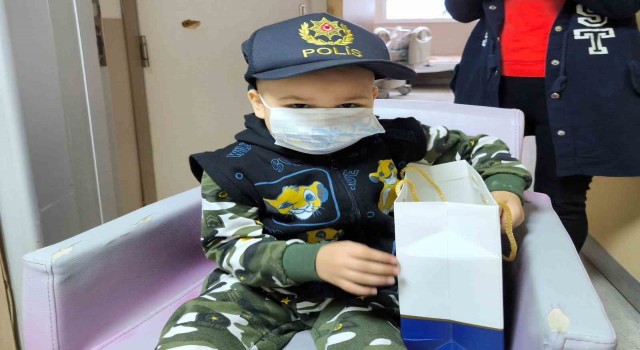 Polis şapkası isteyen küçük Çağataya İzmir polisinden sürpriz