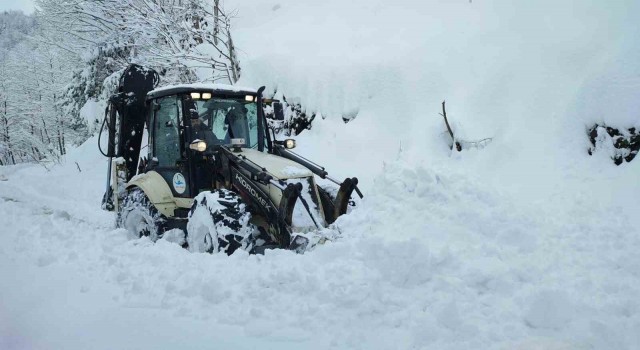 Rizede 31 köy yolu kar nedeniyle ulaşıma kapandı