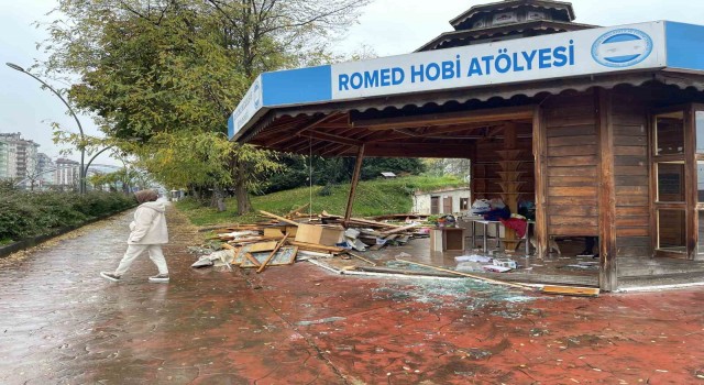 Rizede otizmli öğrencilerin eğitim gördüğü ahşap hobi atölyesine çarpan araç hasara neden oldu