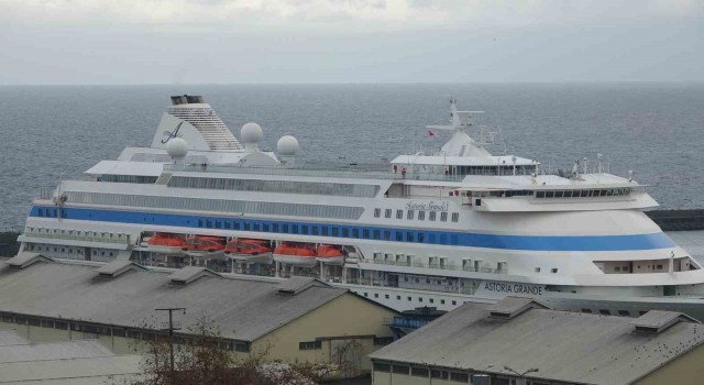 Rus turistleri taşıyan kruvaziyer gemisi Trabzon Limanına demirledi