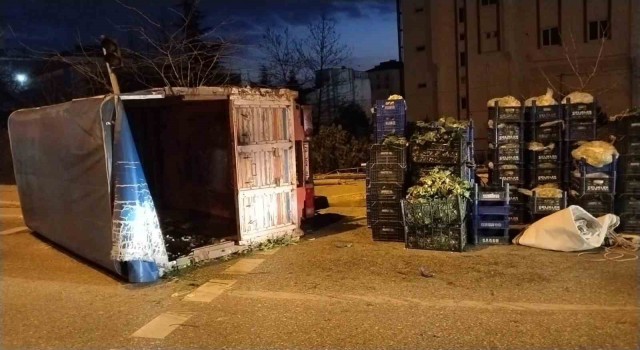 Sancaktepede direksiyon hakimiyeti kaybedilen kamyon devrildi
