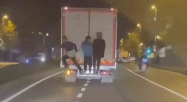 Sancaktepede kamyonun arkasından tutunan çocukların tehlikeli oyunu kamerada