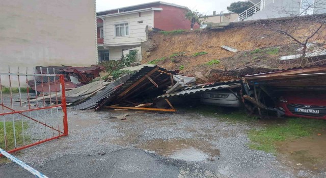 Sarıyerde istinat duvarı çöktü: 4 araçta hasar oluştu, 1 bina boşaltıldı