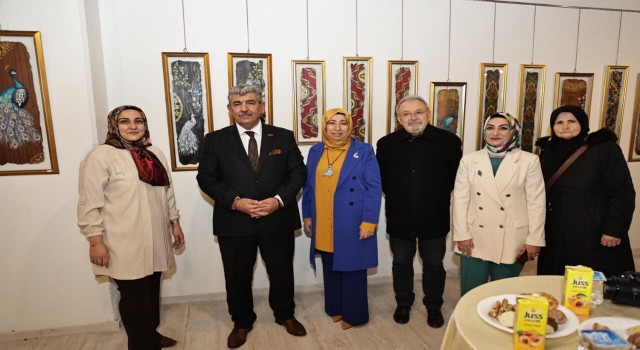 Selçukludan günümüze gelen motifleri ağaç parçalarına işleyerek yaşatıyor