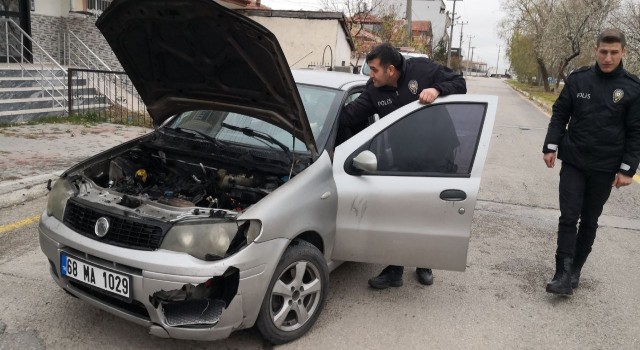 Seyir halindeki otomobilin motor kısmı yandı