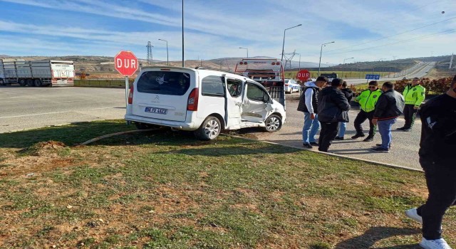 Siirt kamyonet ile hafif ticari araç çarpıştı: 1 yaralı