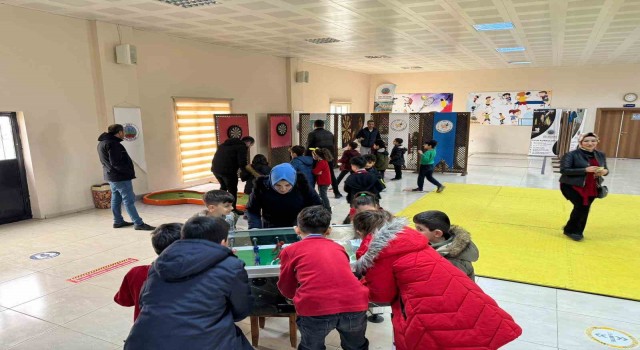 Siirtte öğrenciler belediyenin spor tesisinde eğlenceli vakit geçiriyor