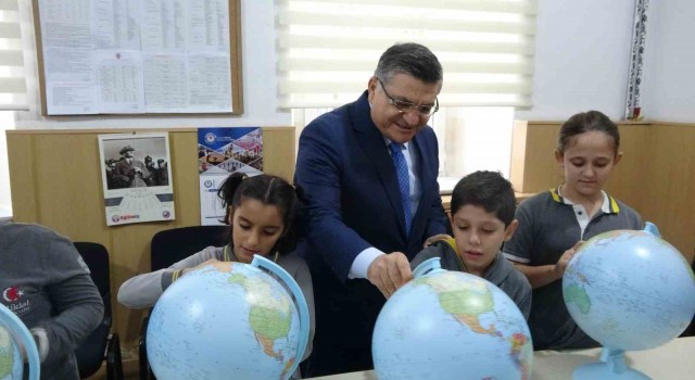 Sinopta ilkokul öğrencilerine ‘model küre hediye edildi