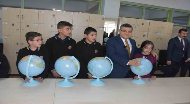 Sinopta öğrencilere model küre dağıtıldı