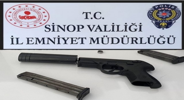 Sinopta şok uygulama: Şüpheli şahıstan silah ve susturucu çıktı