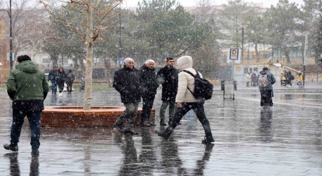 Sivaslıların hasretle beklediği kar kente giriş yaptı