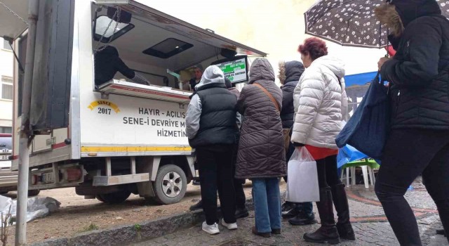 Soğuk ve yağışlı havada sıcak lokma kuyruğu