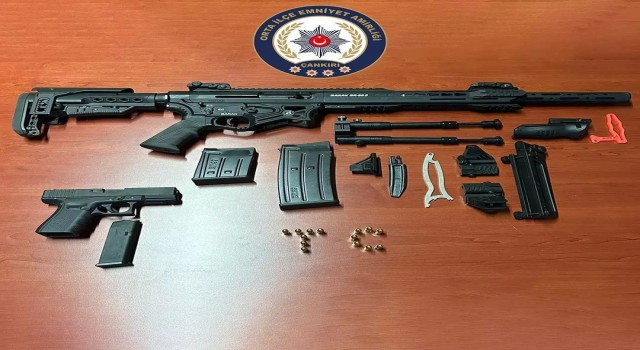 Sosyal medyadan silah satan şahıslar polisten kaçamadı