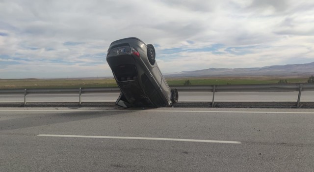 Takla atıp refüje giren otomobilde 2 kişi yaralandı