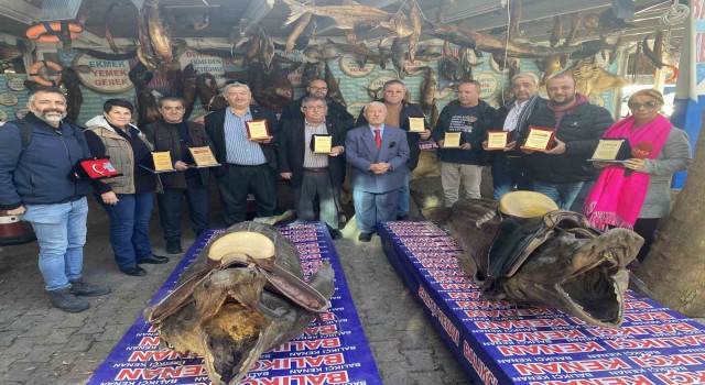 Türkiye Deniz Canlıları Müzesine gazetecilerden 15 plaket birden verildi