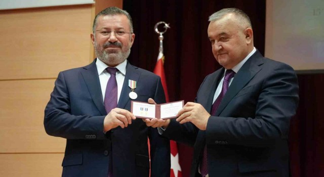 Türkiyede ilk kez bir rektör TÜRKSOY 30. Yıl madalyası aldı