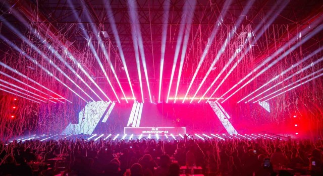 Türkiyenin en büyük iç mekan sahnesinde beş bin kişilik Fashion Party düzenlendi