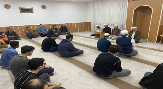 Üniversite öğrencileri şehitler ve Filistinde hayatını kaybedenler için Kuran-ı Kerim okudu, dua etti
