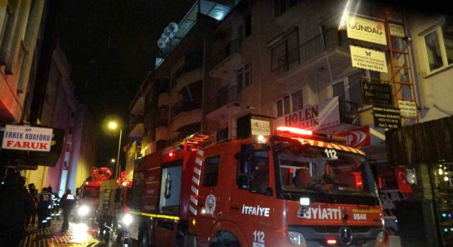 Uşakta 3 katlı binada çıkan yangın korkuttu