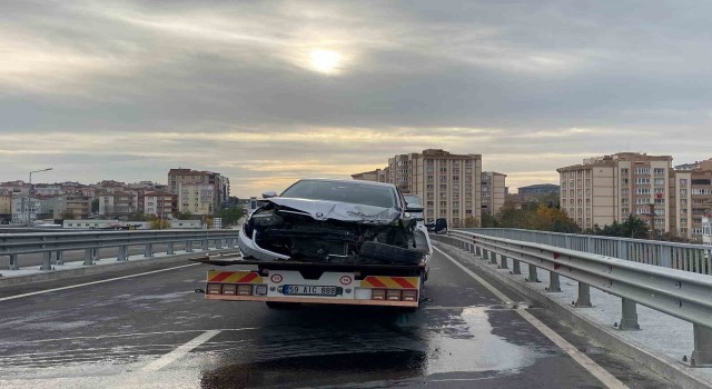 Viyadükte kontrolden çıkan otomobil refüje çarptı