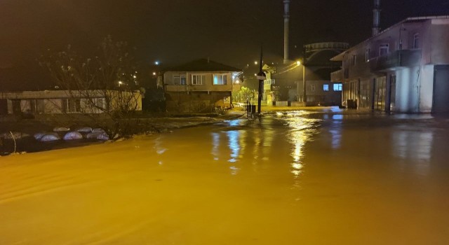 Sakarya'da Yağmur taşkınlara sebep oldu, iş yerleri sular altında kaldı